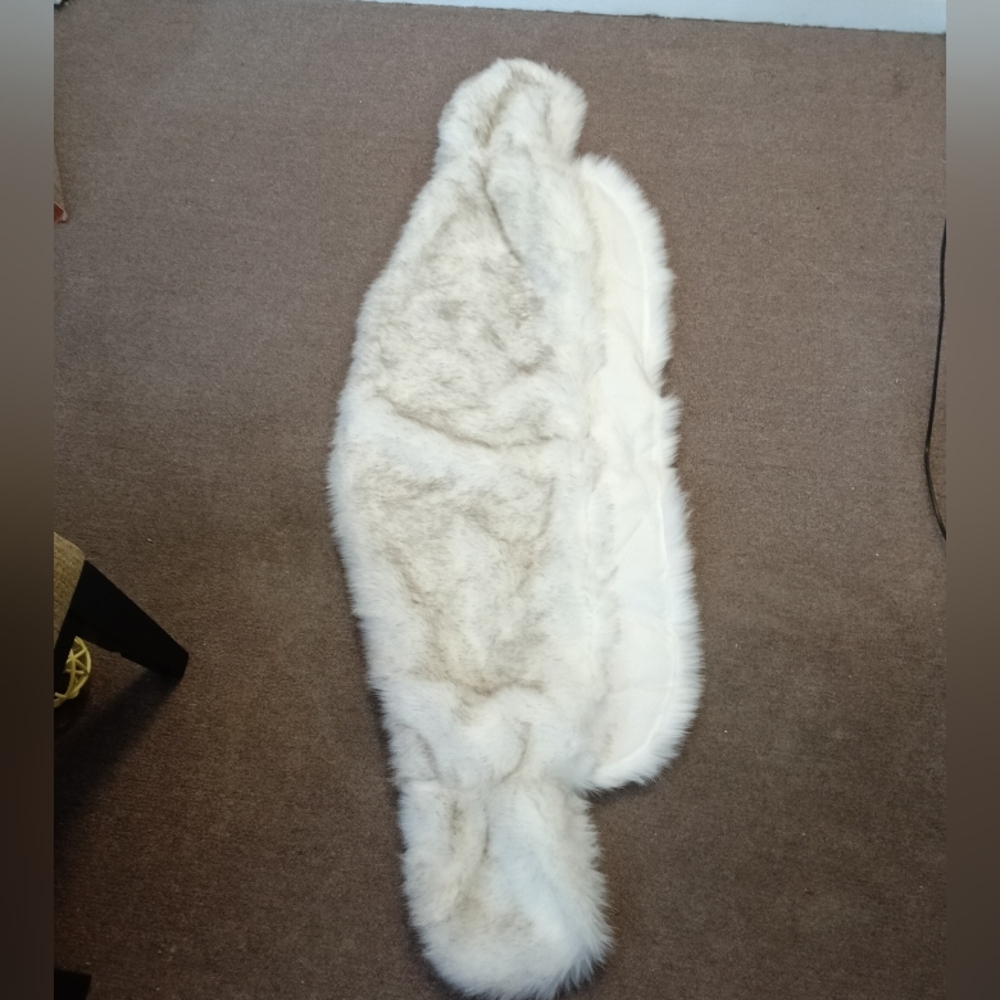 Elegant White Faux Fur Shawl  Length 55" Wide 18" - Picture 3 of 7